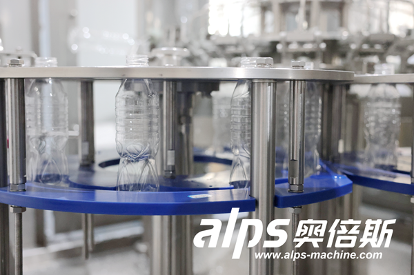 Water Filling Line Turret – PET Bottles Secured During Filling Process