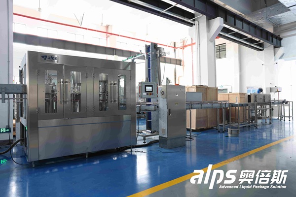 Automatic beverage filling machine and production line