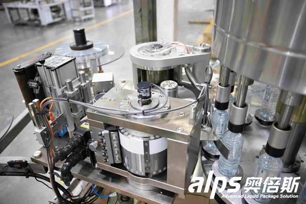 Labeling equipment connected to a beverage filling line
