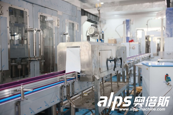 automatic-bottled-water-packaging-line-conveyor